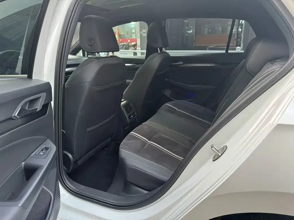 Volkswagen Golf 2024 из CN, фото 3
