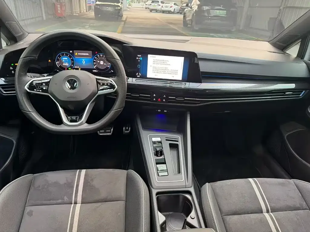 Volkswagen Golf 2024 из CN, фото 4