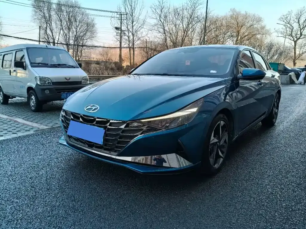 Hyundai Elantra — фото 1