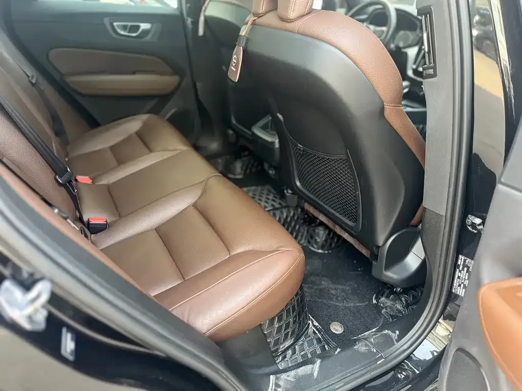Volvo XC60 — фото 2