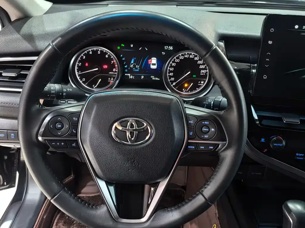 Toyota Camry — фото 4