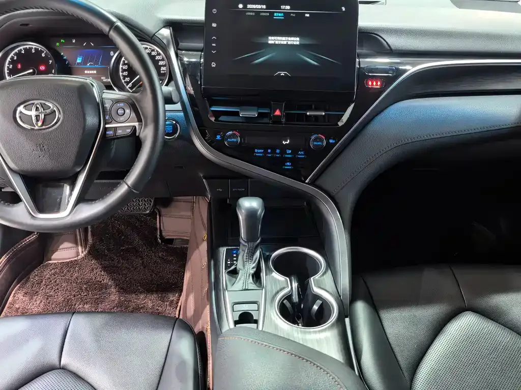 Toyota Camry — фото 6