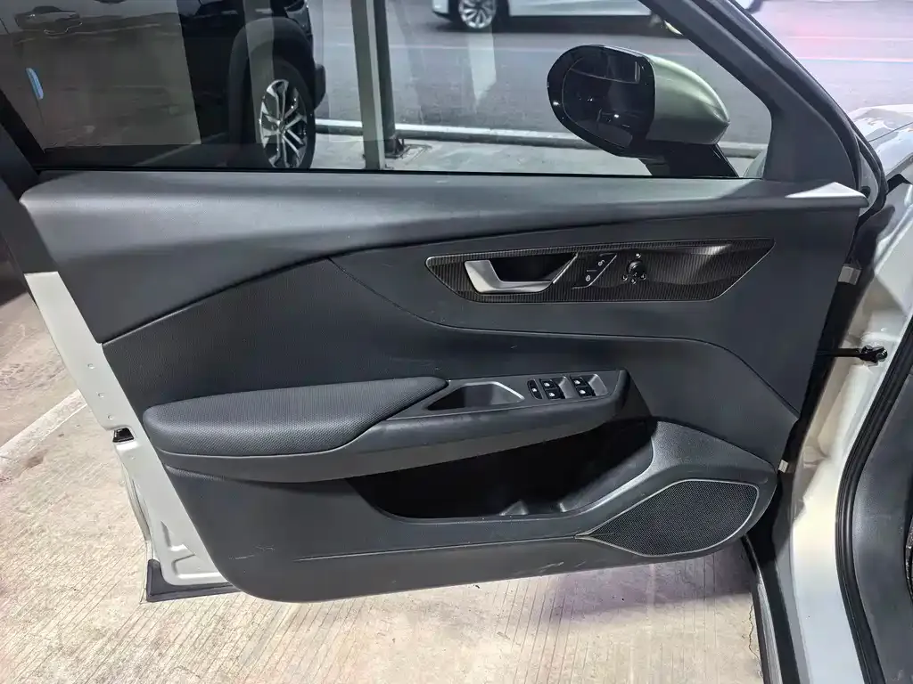 Hongqi E-QM5 — фото 8