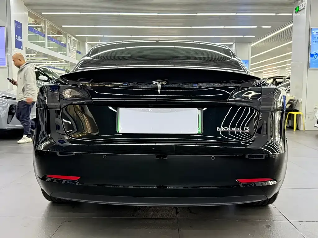 Tesla Model 3 — фото 7