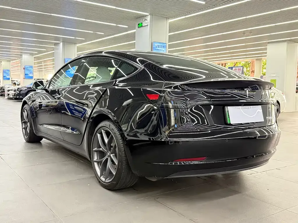 Tesla Model 3 — фото 10