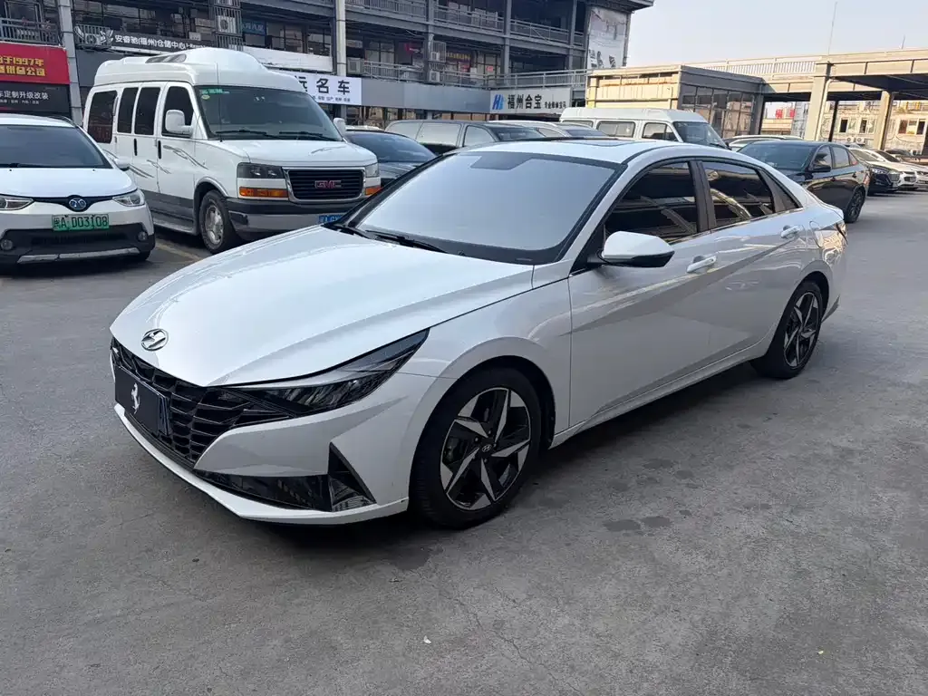 Hyundai Elantra — фото 1