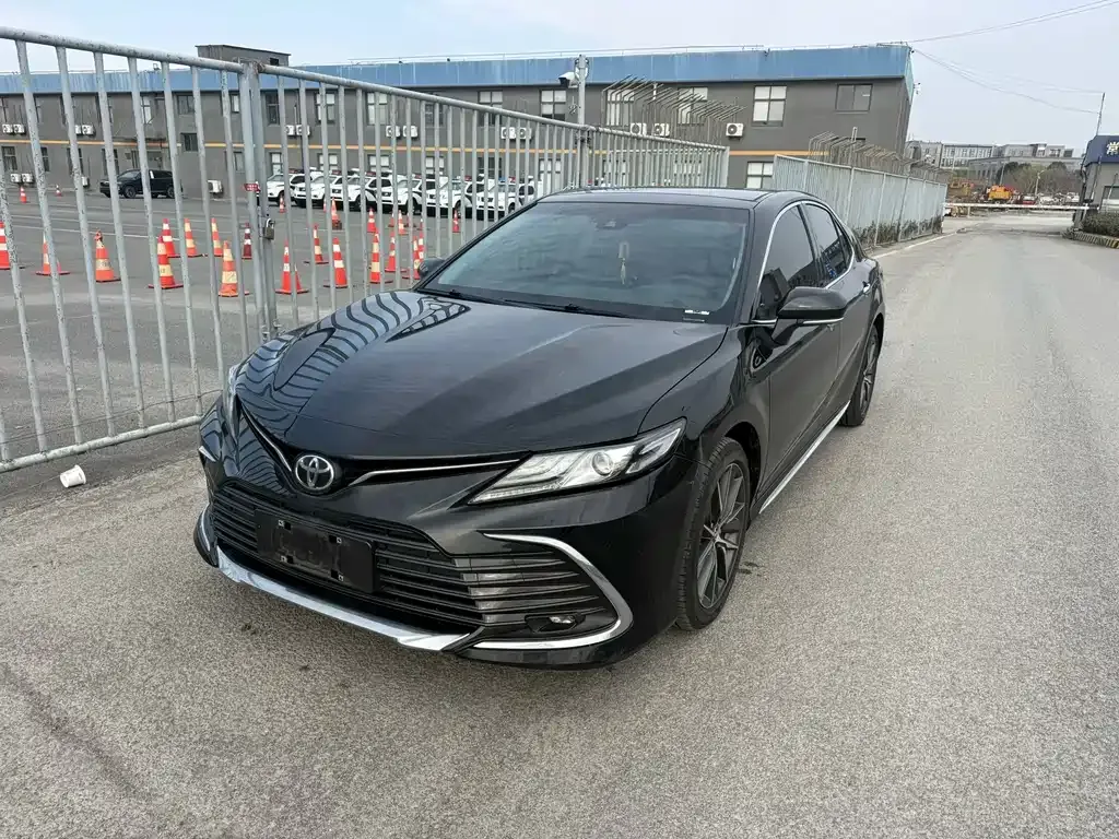 Toyota Camry — фото 1