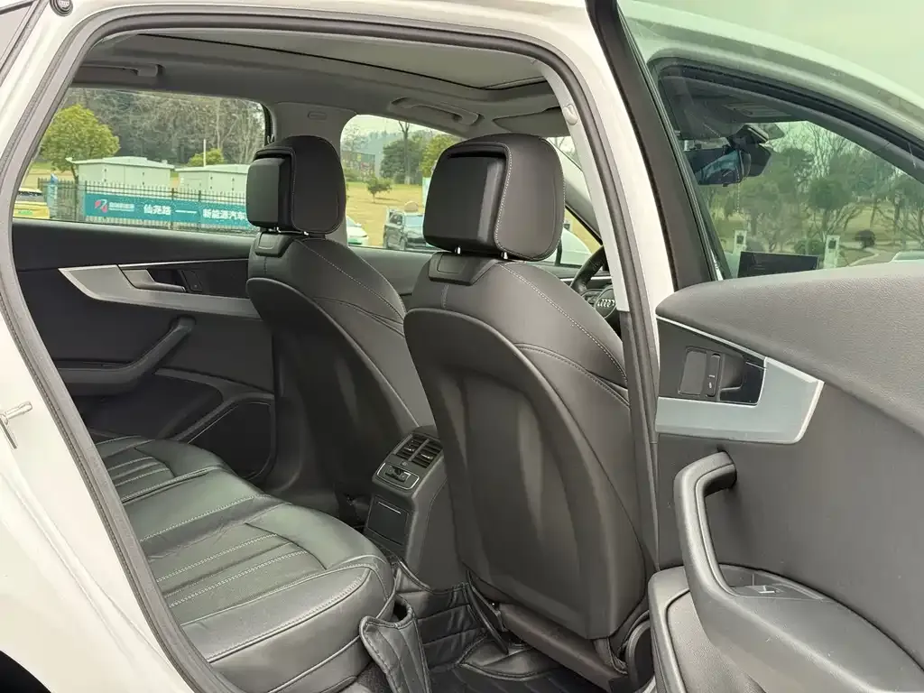 Audi A4L 2022 из CN, фото 8