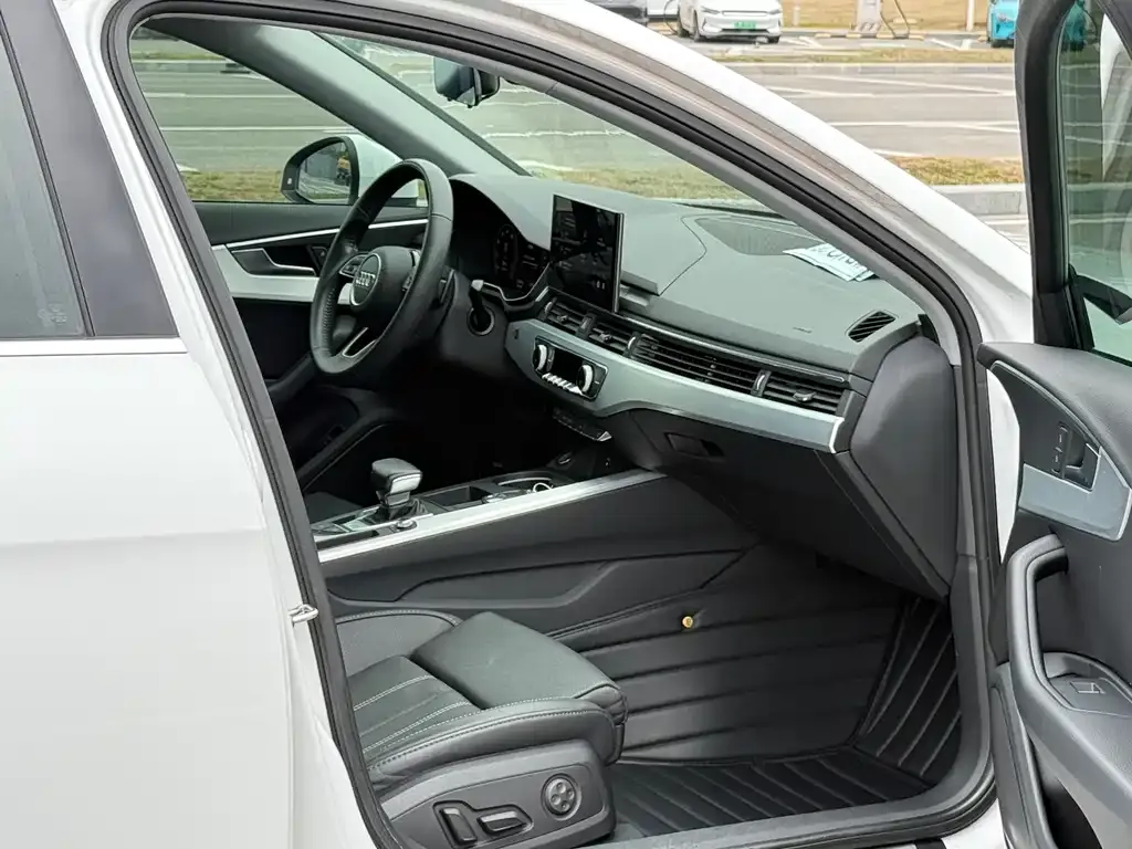 Audi A4L 2022 из CN, фото 6