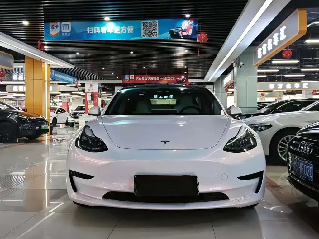 Tesla Model 3 — фото 1