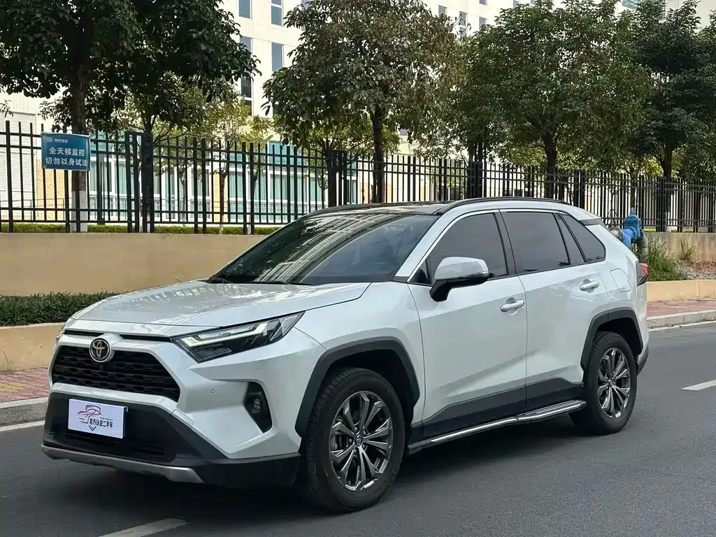 Toyota RAV4 — фото 1