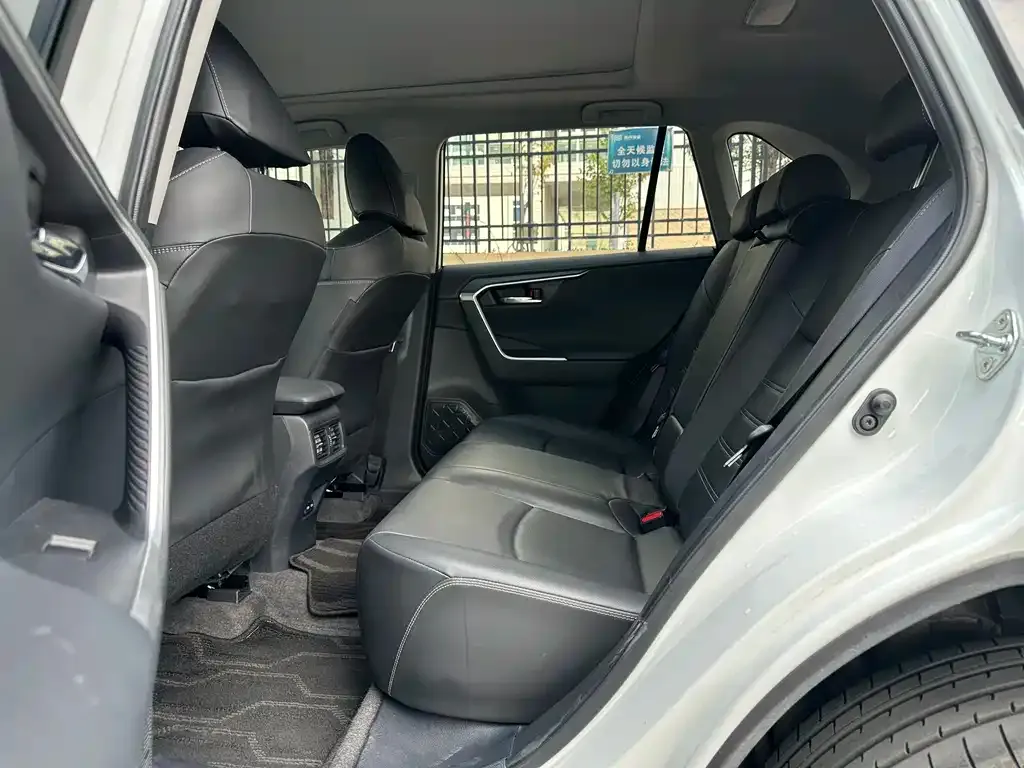 Toyota RAV4 — фото 2
