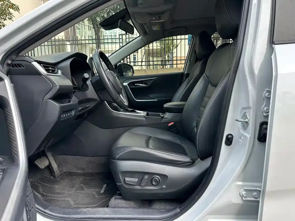 Toyota RAV4 — фото 4