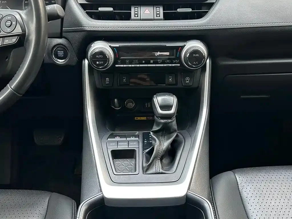 Toyota RAV4 — фото 7