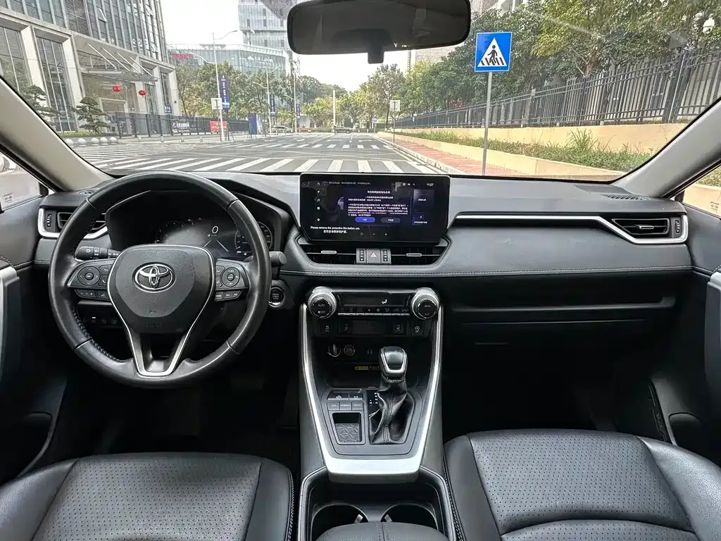 Toyota RAV4 — фото 10