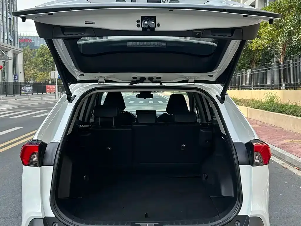 Toyota RAV4 — фото 5