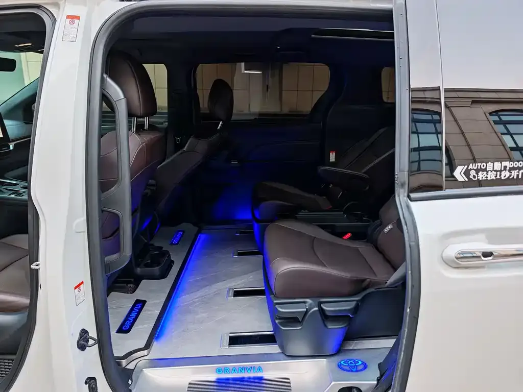 Toyota Granvia 2025 из CN, фото 2
