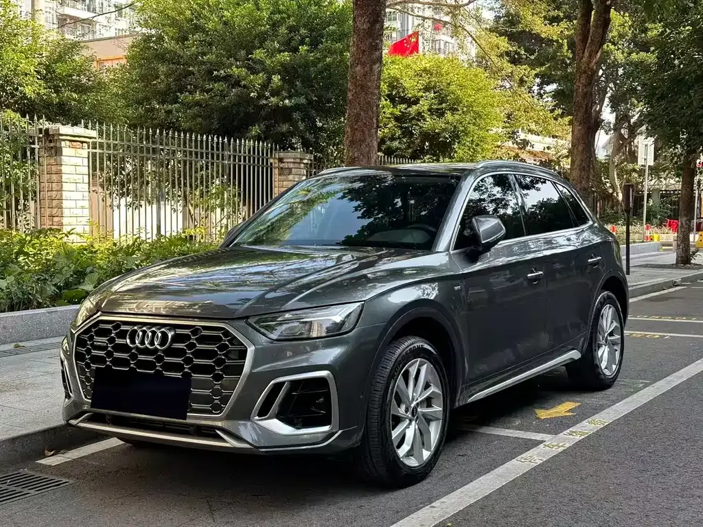 Audi Q5L — фото 1