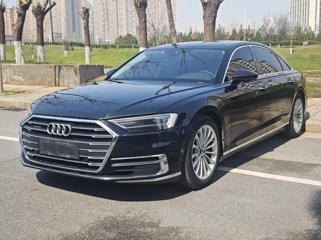Audi A8 — фото 1