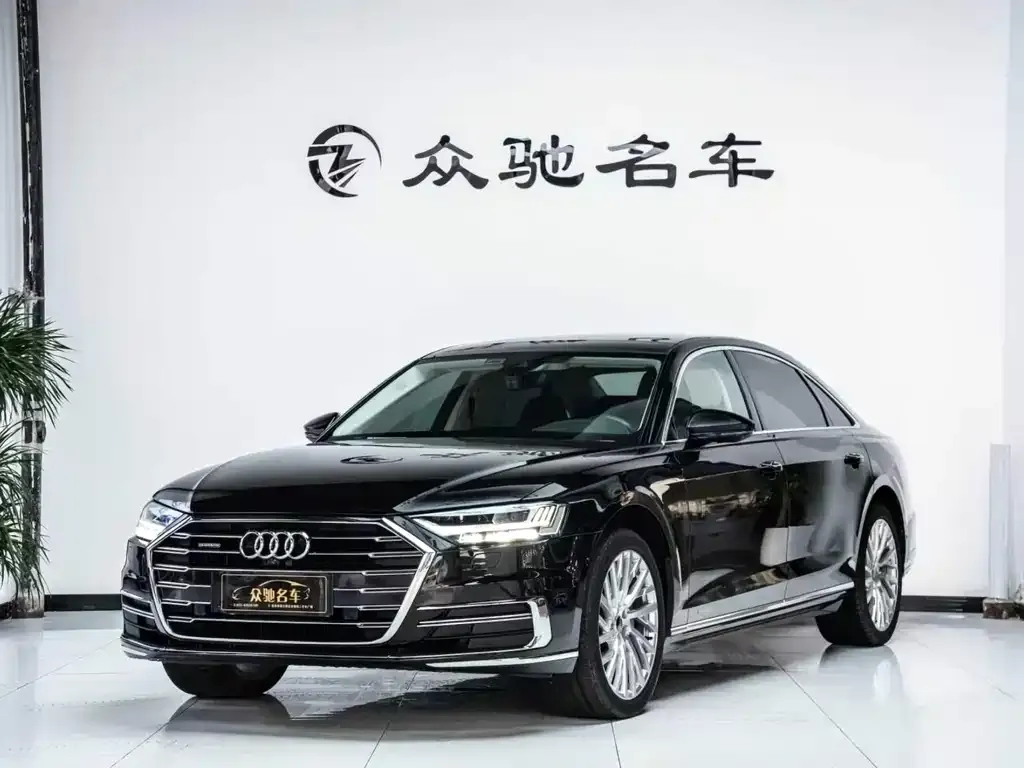 Audi A8 — фото 1