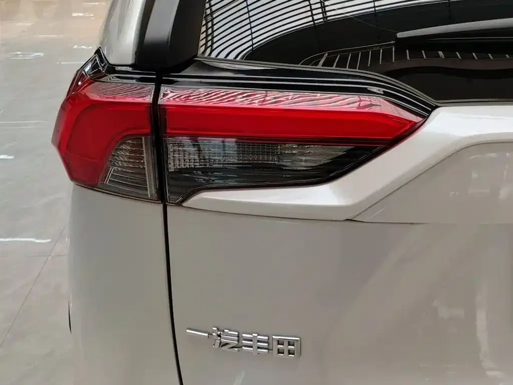 Toyota RAV4 — фото 10
