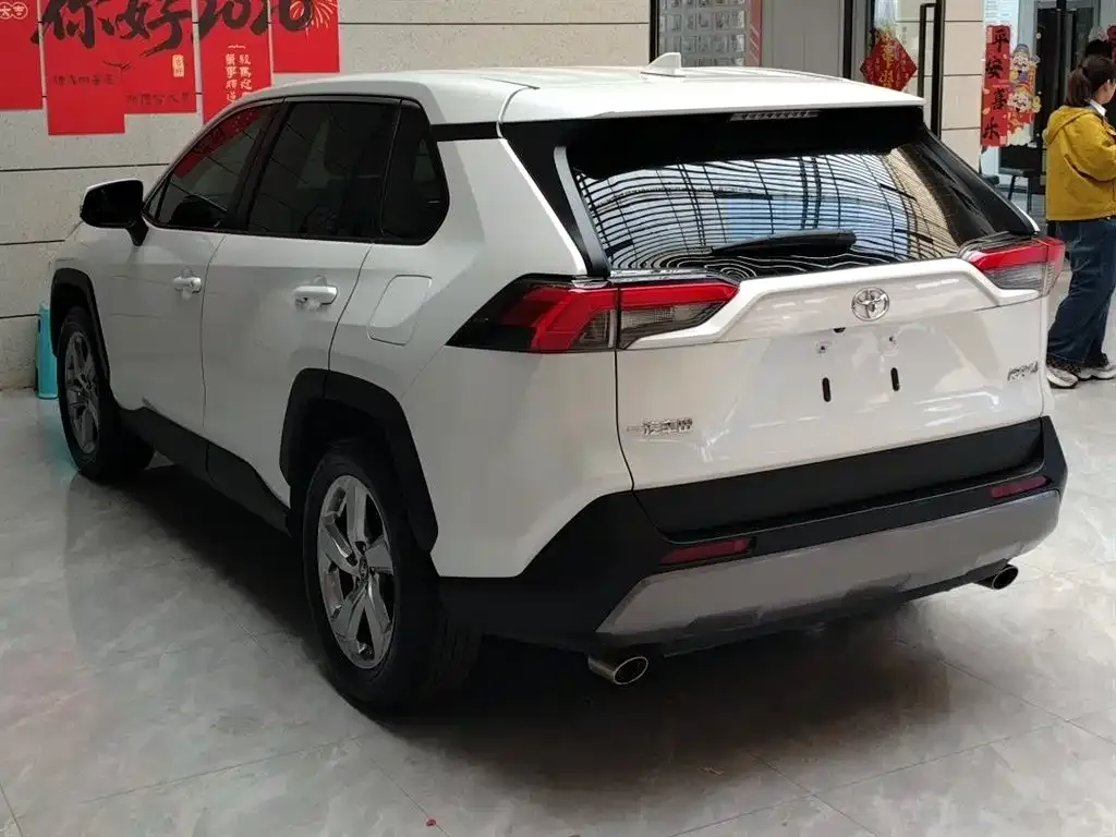 Toyota RAV4 — фото 9