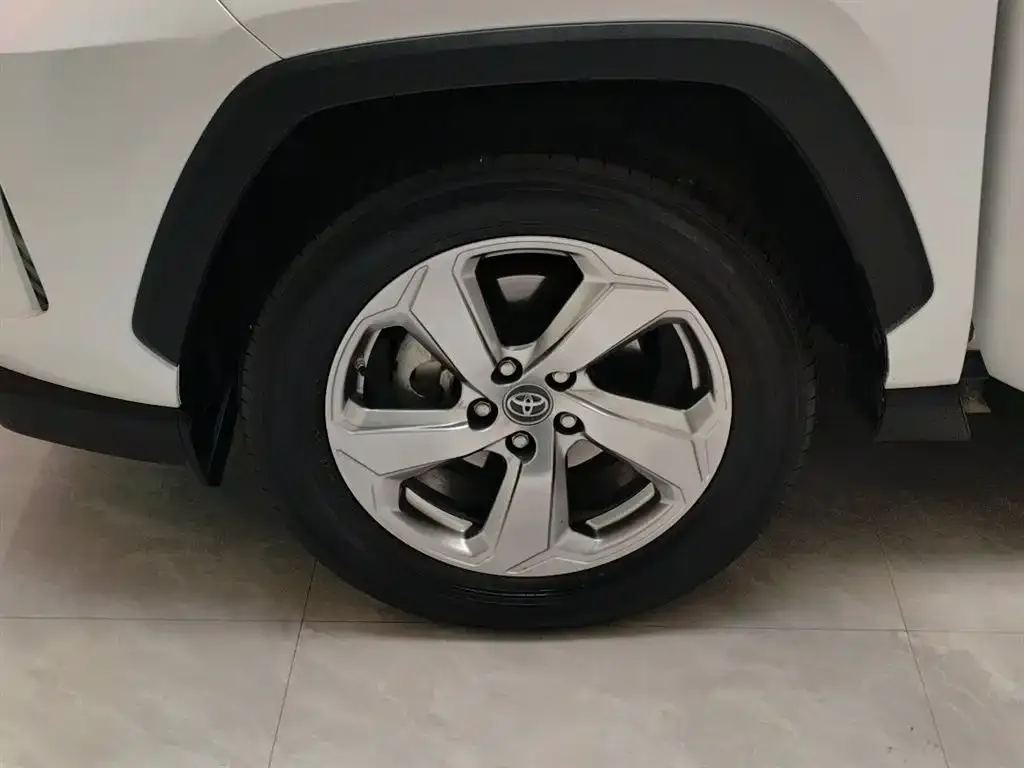 Toyota RAV4 — фото 6