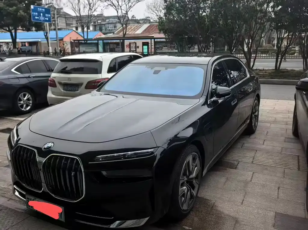 BMW i7