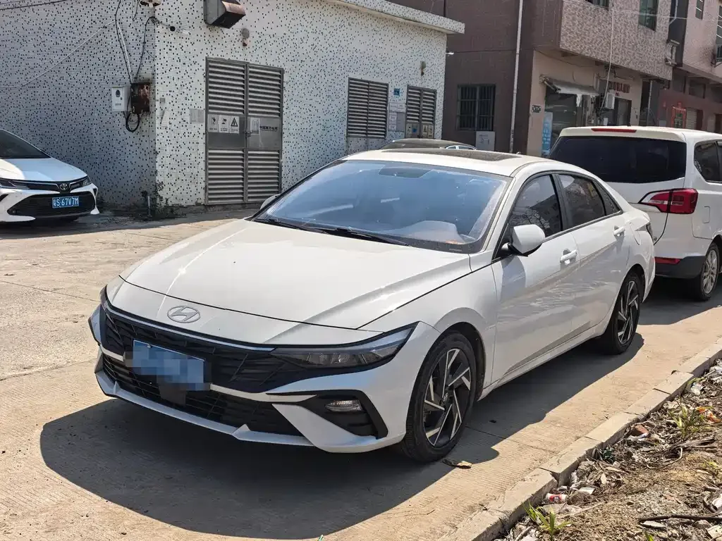 Hyundai Elantra — фото 1