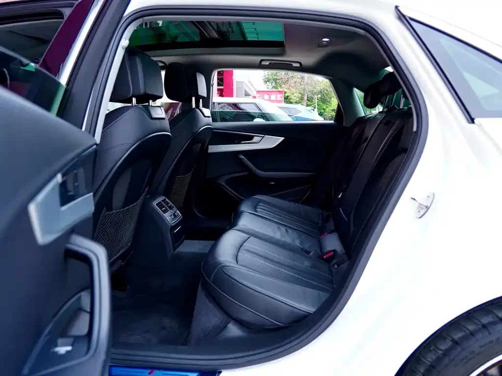 Audi A4L 2022 из CN, фото 7
