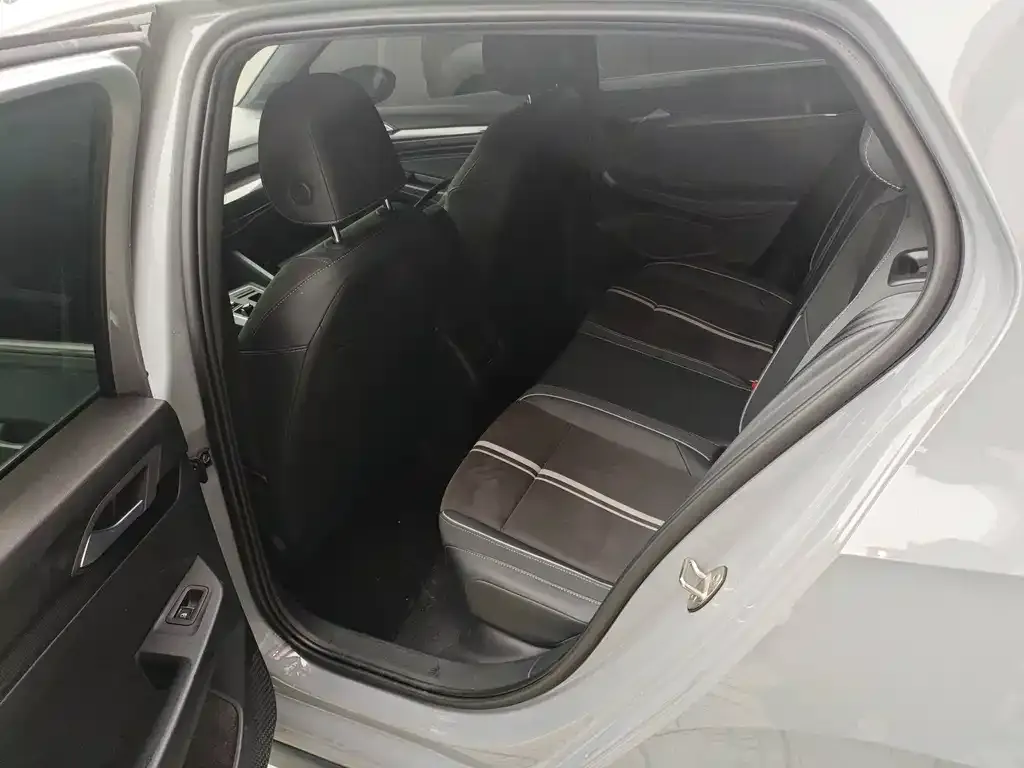Volkswagen Golf 2023 из CN, фото 3