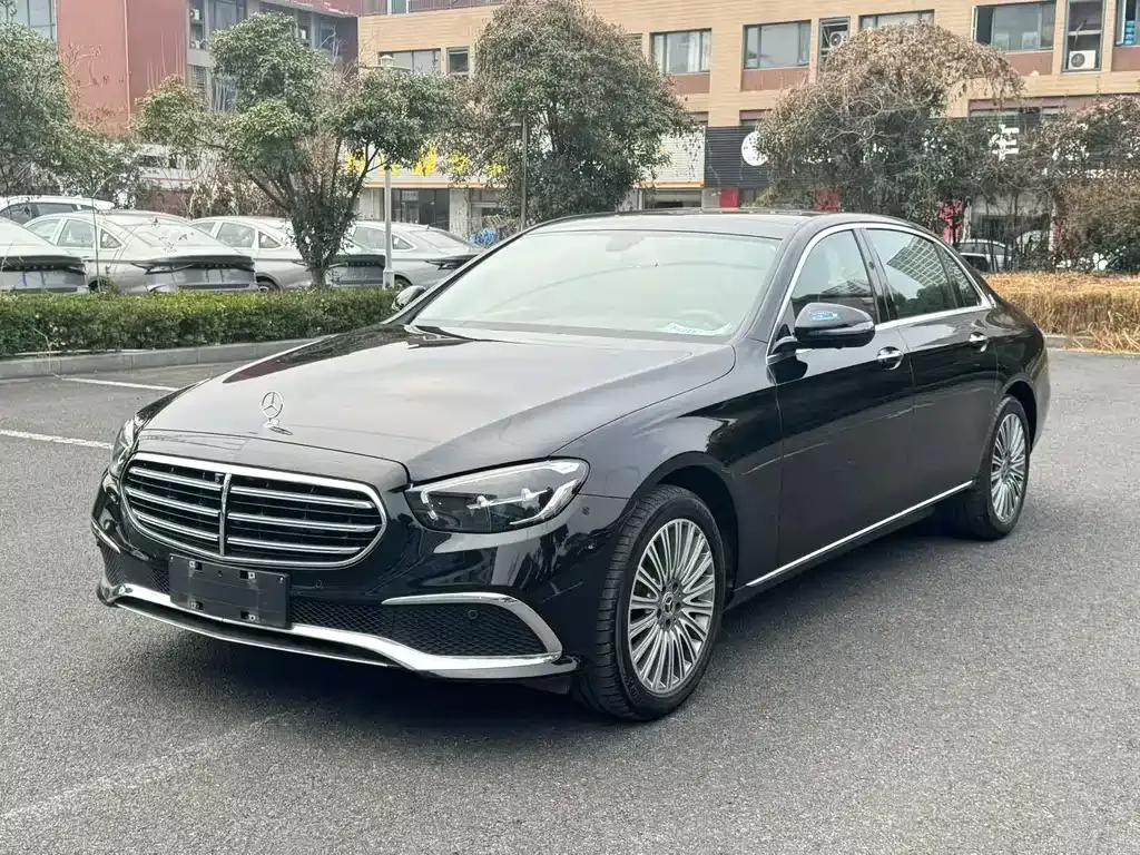 Mercedes-Benz E-Class — фото 1