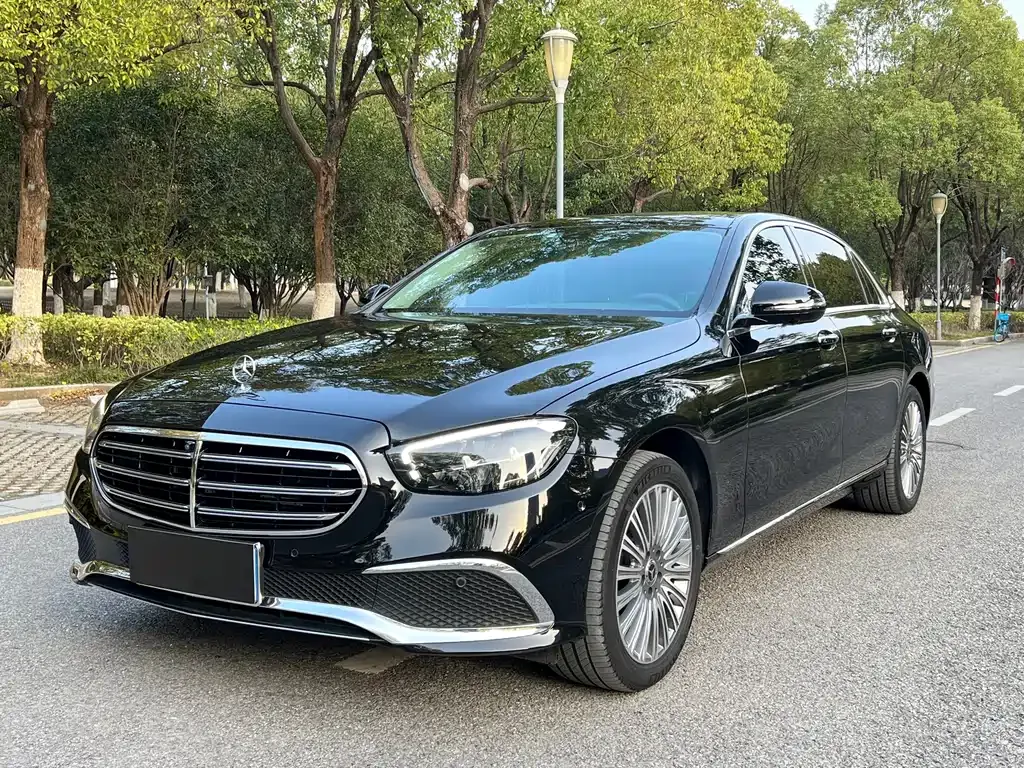 Mercedes-Benz E-Class — фото 1