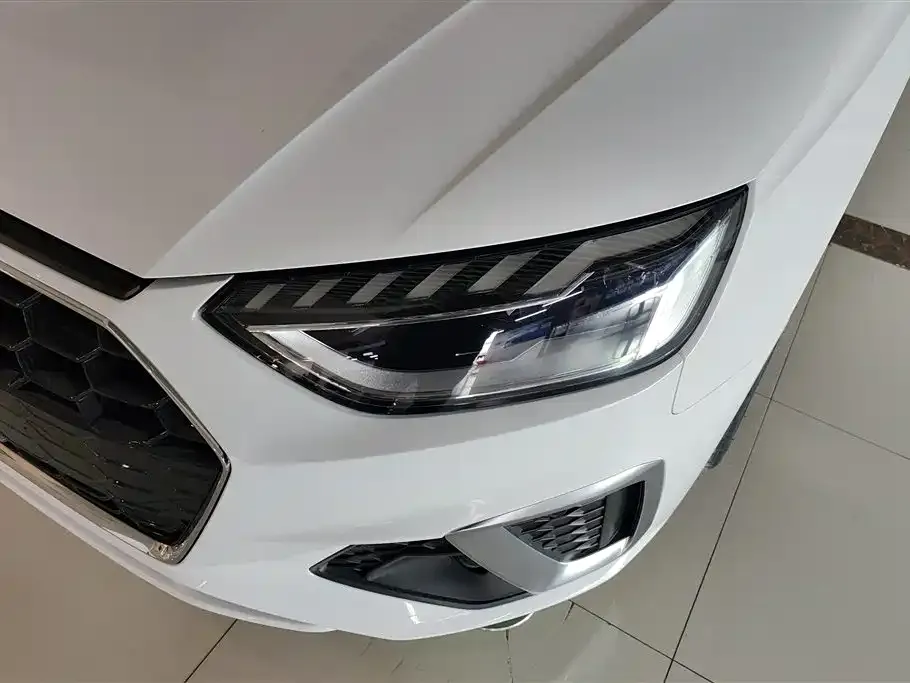 Audi A4L 2023 из CN, фото 4