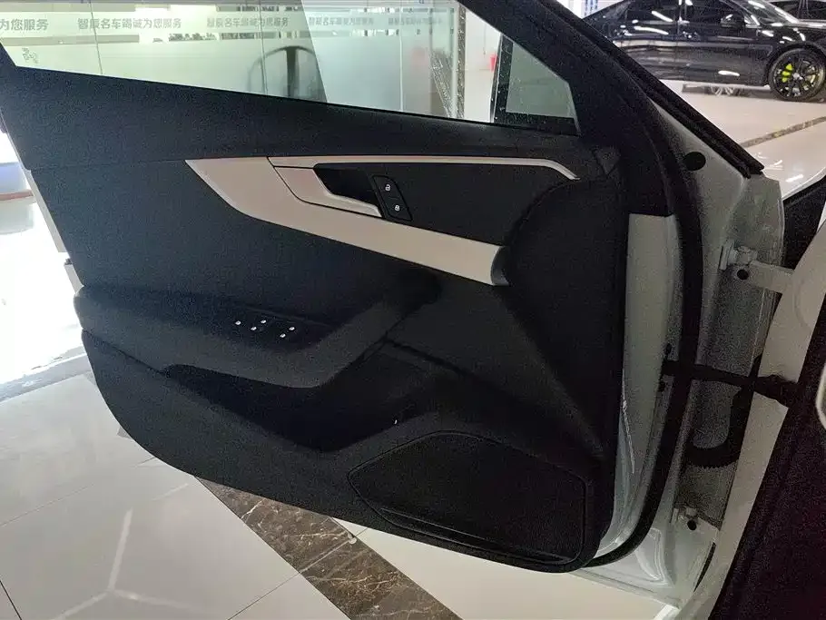 Audi A4L 2023 из CN, фото 10
