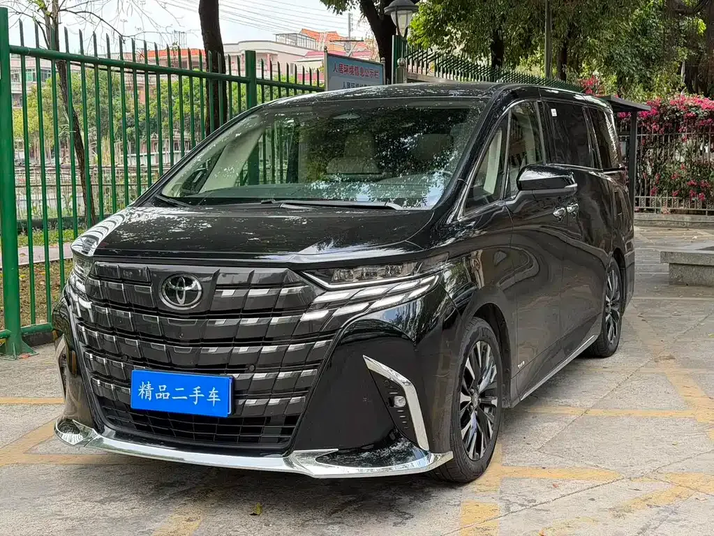 Toyota Alphard — фото 1