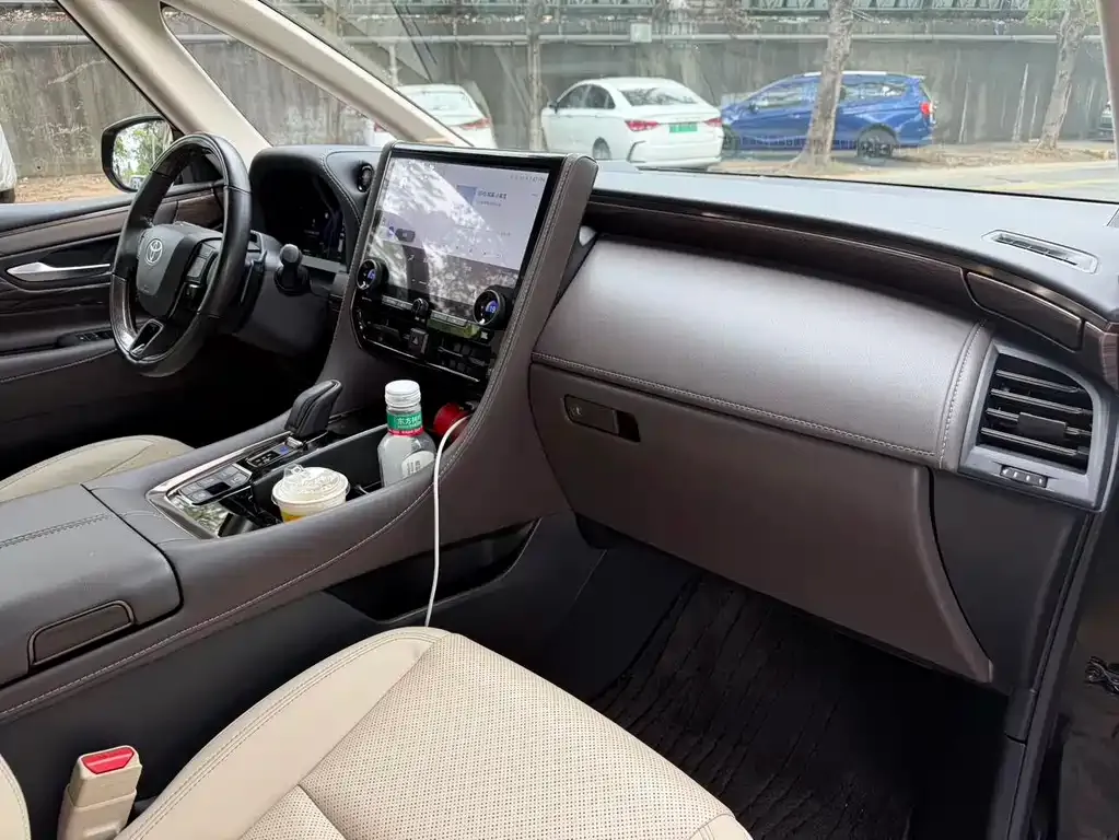 Toyota Alphard — фото 3