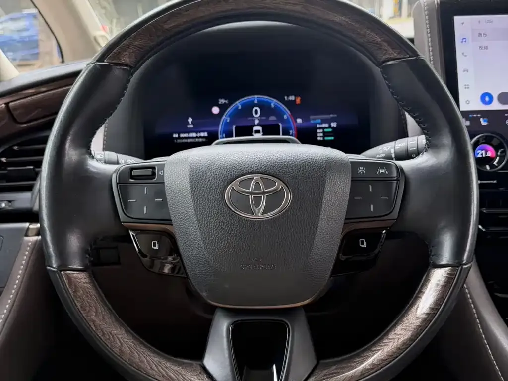 Toyota Alphard — фото 4
