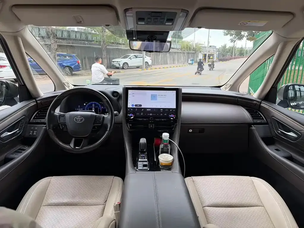 Toyota Alphard — фото 10