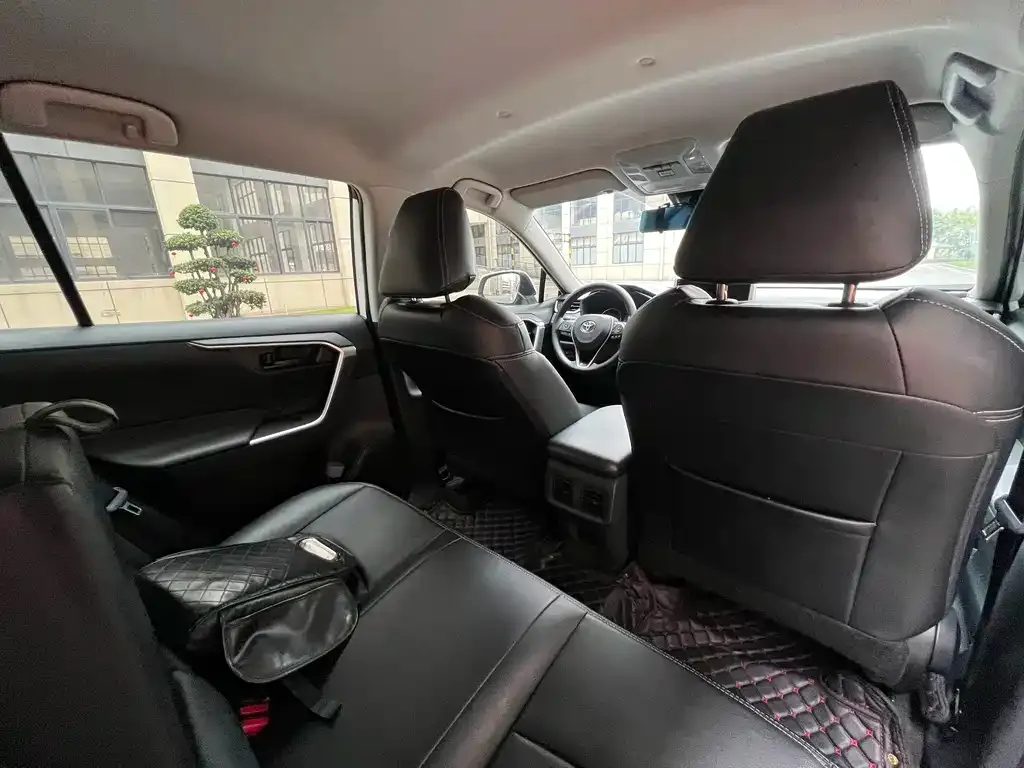 Toyota RAV4 2022 из CN, фото 2