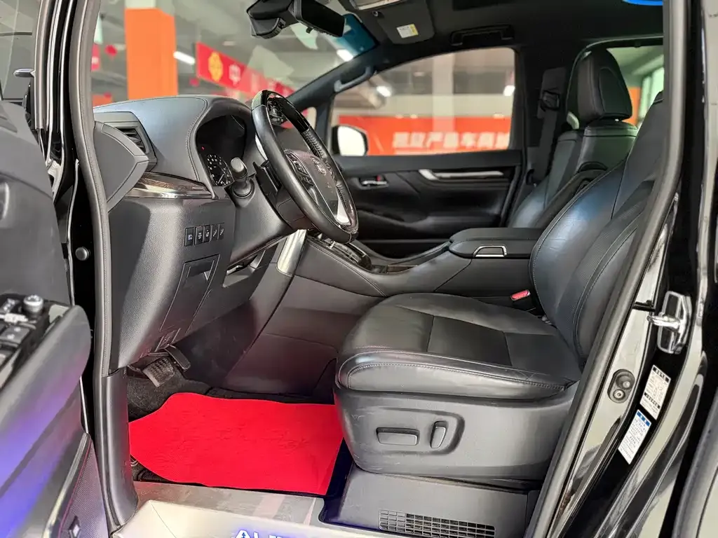 Toyota Alphard — фото 9