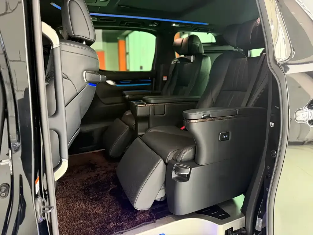 Toyota Alphard — фото 3