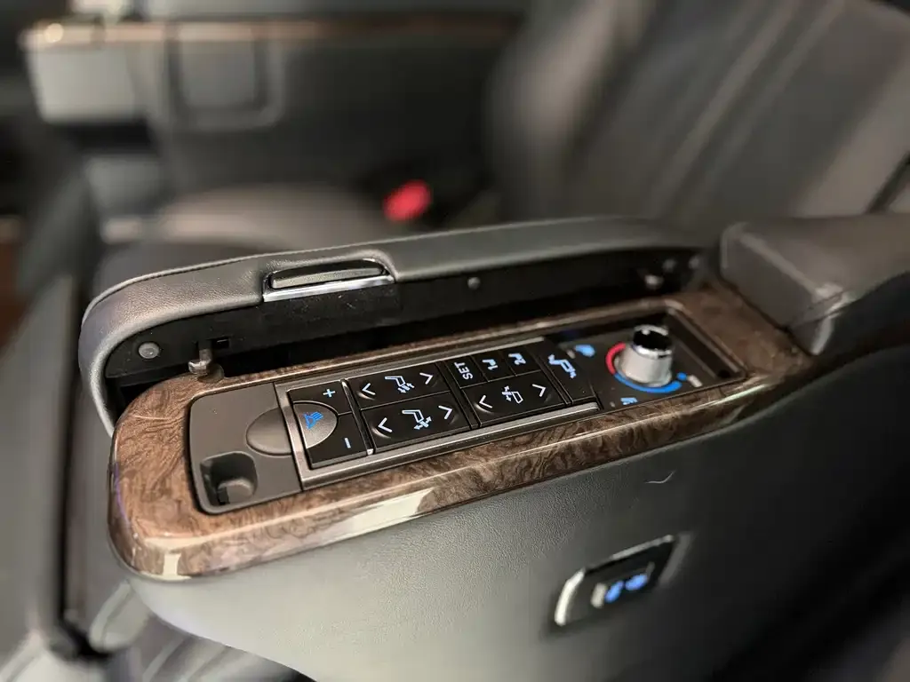Toyota Alphard — фото 4