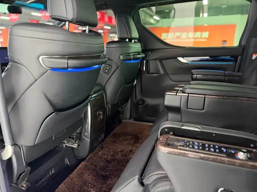 Toyota Alphard — фото 5