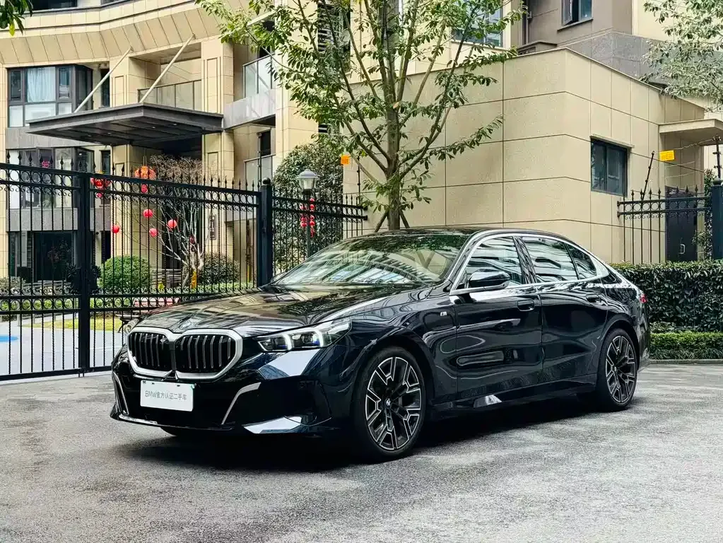 BMW 5 Series — фото 1