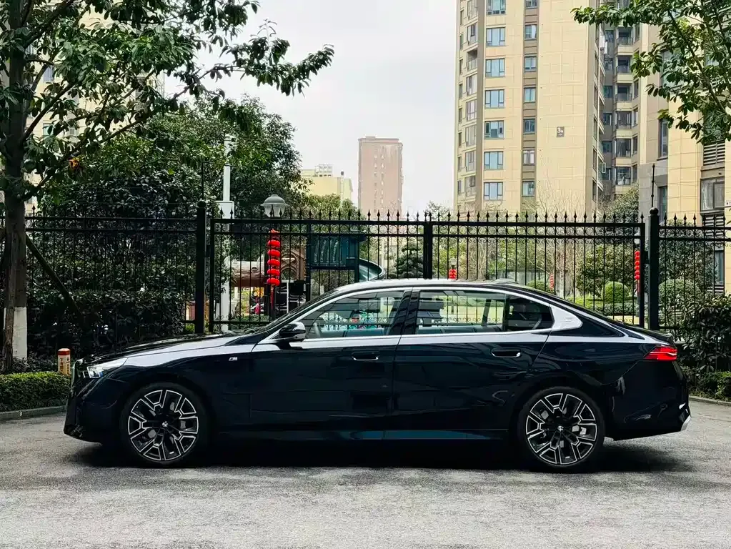 BMW 5 Series — фото 5