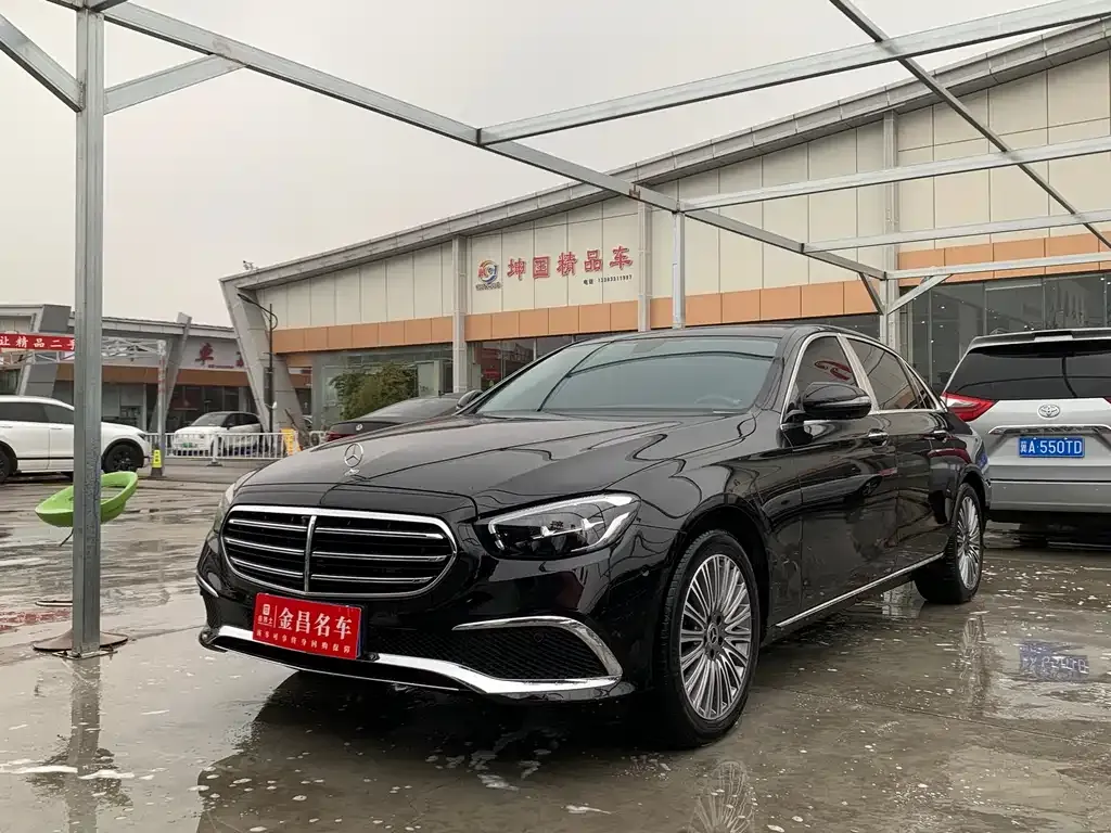 Mercedes-Benz E-Class — фото 1
