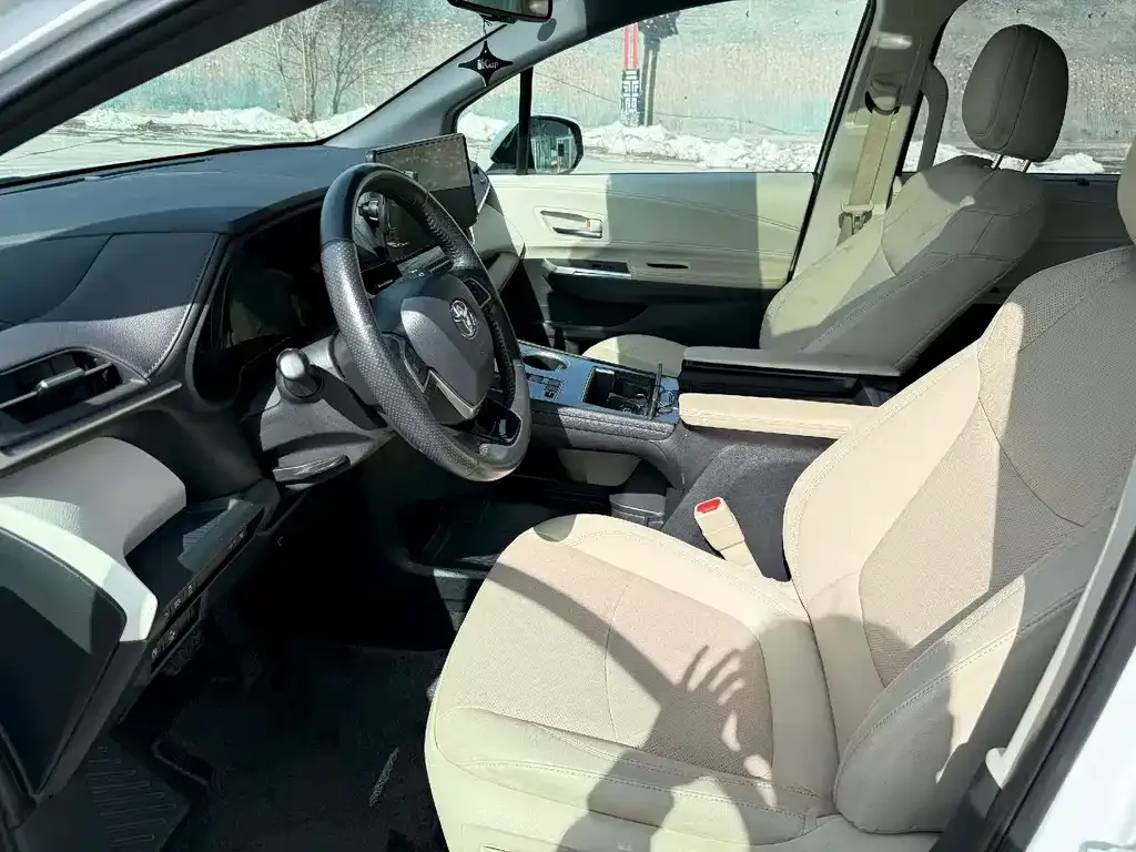 Toyota Sienna 2023 из CN, фото 4