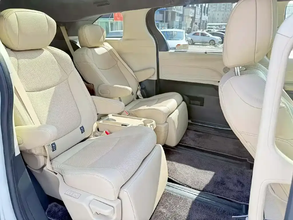 Toyota Sienna 2023 из CN, фото 6