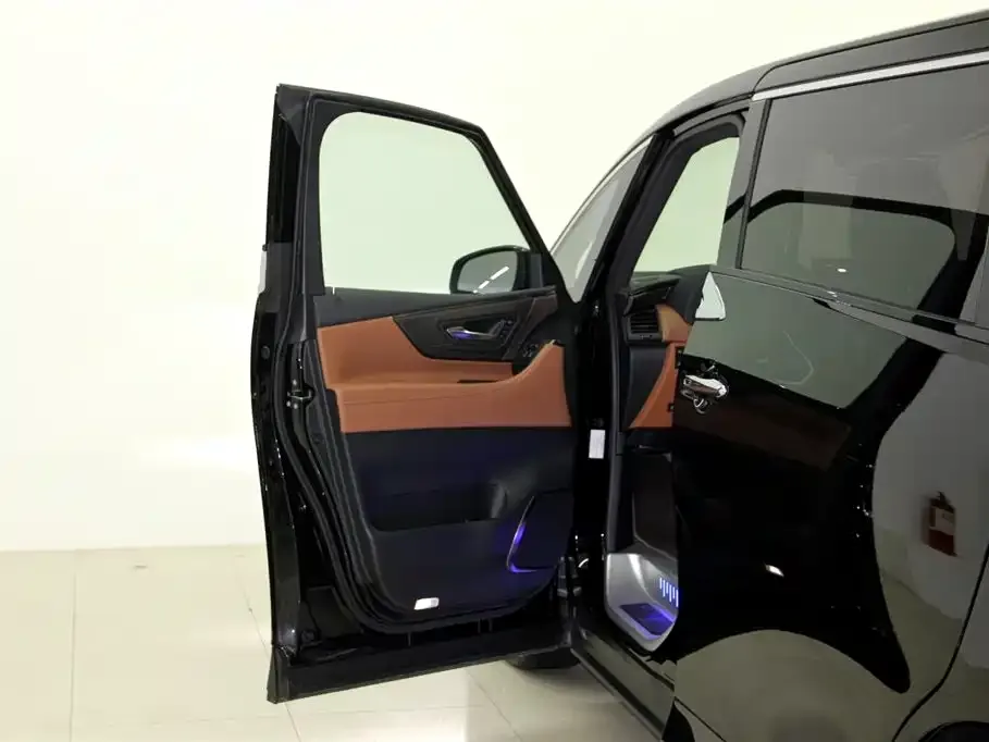 Toyota Alphard — фото 2